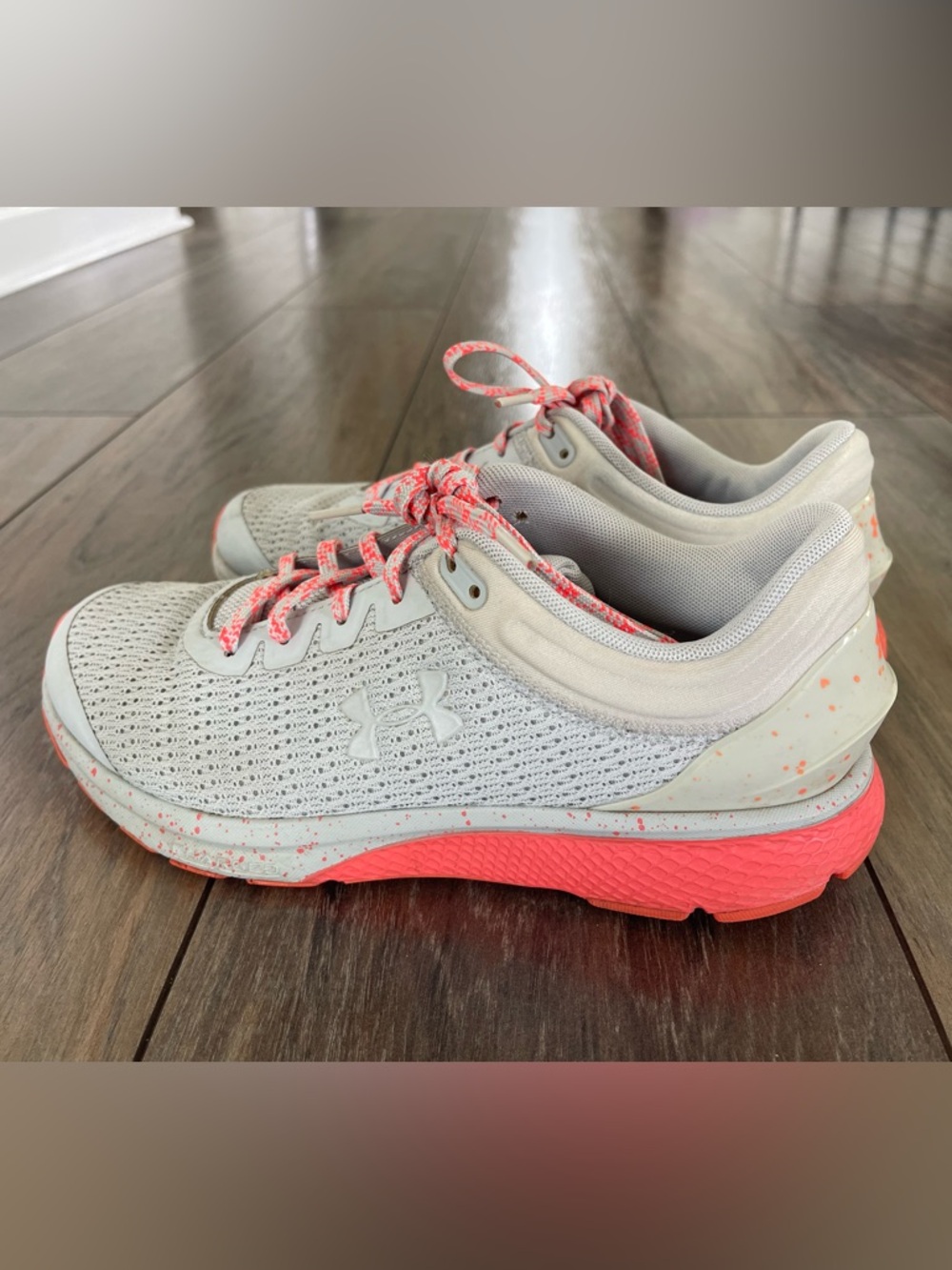 Under Armour Women's Charged Escape 3 Running Shoes size 8.5 light gray & Coral